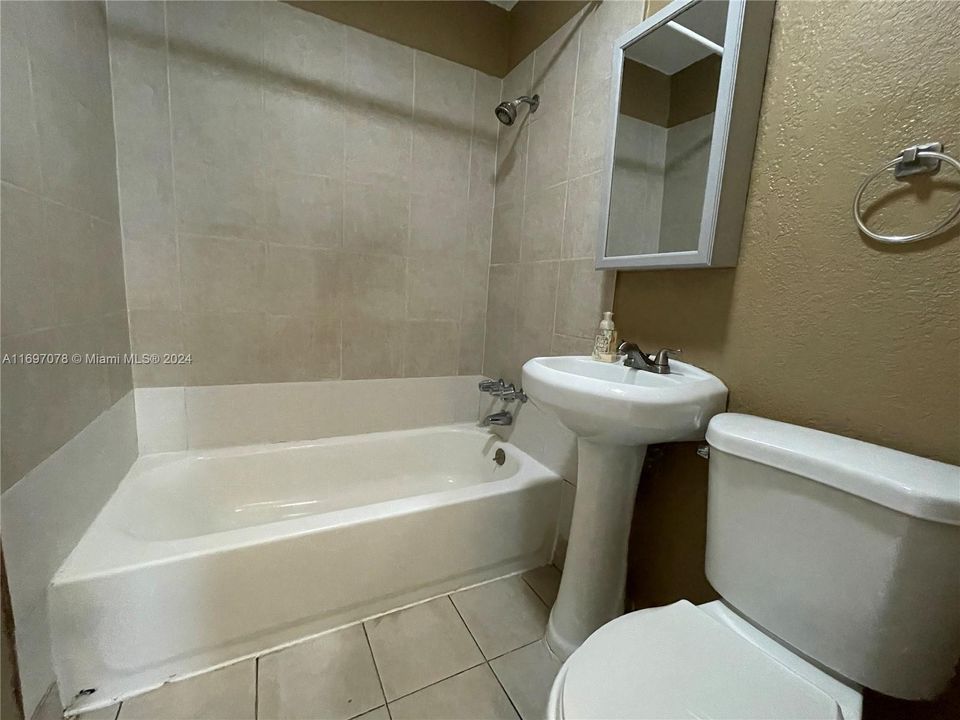 For Rent: $3,000 (3 beds, 2 baths, 1184 Square Feet)