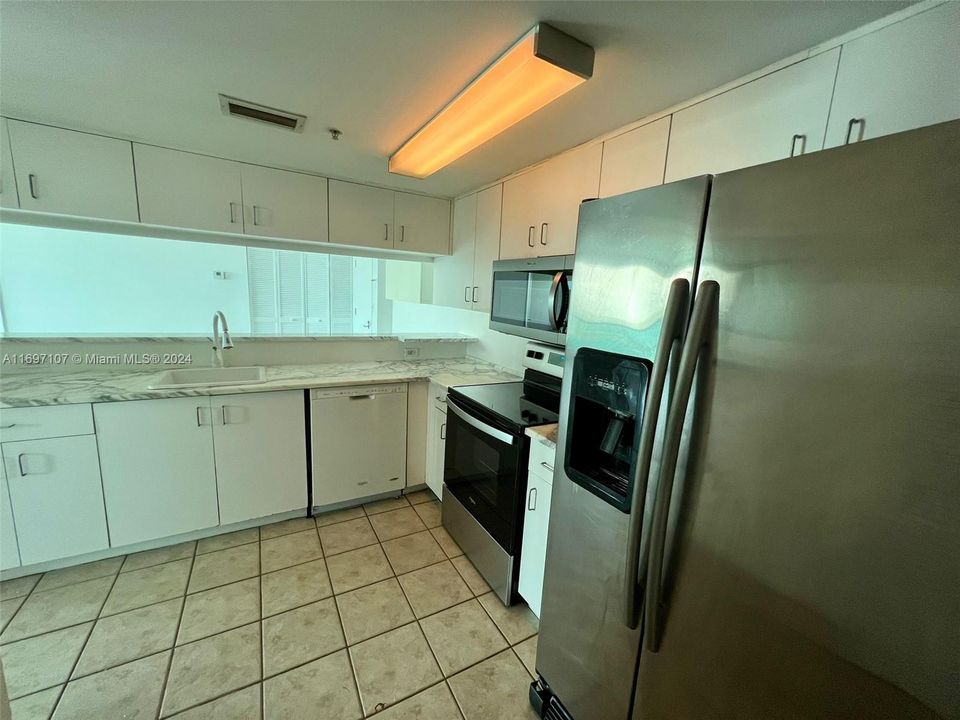 For Sale: $1,180,000 (2 beds, 2 baths, 1078 Square Feet)