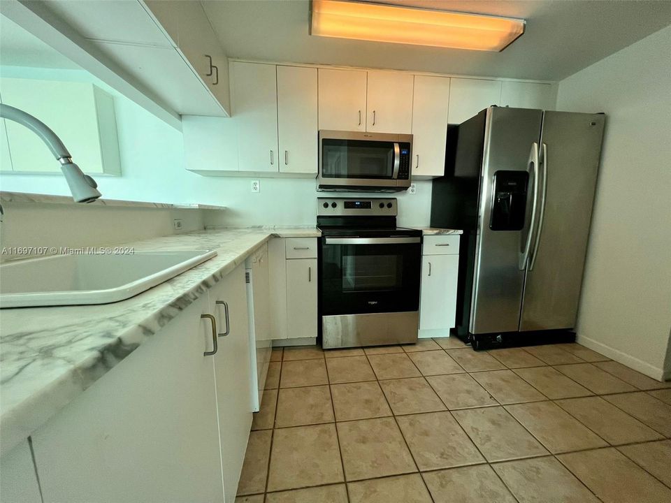 For Sale: $1,180,000 (2 beds, 2 baths, 1078 Square Feet)