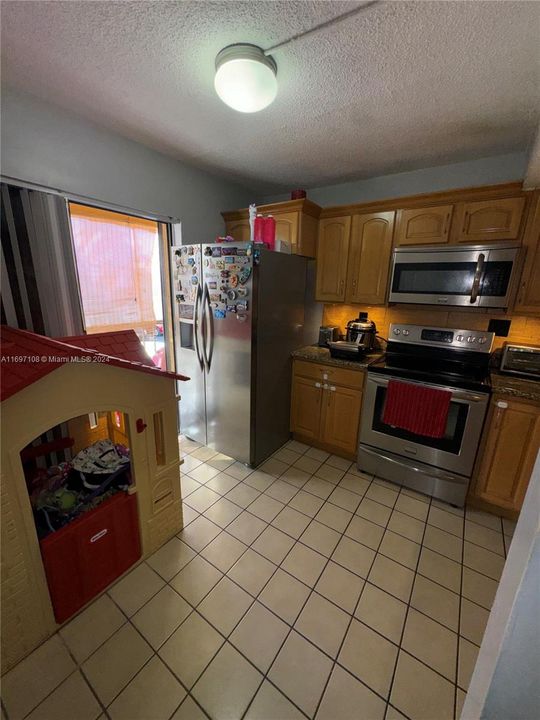 For Sale: $390,000 (2 beds, 1 baths, 1019 Square Feet)