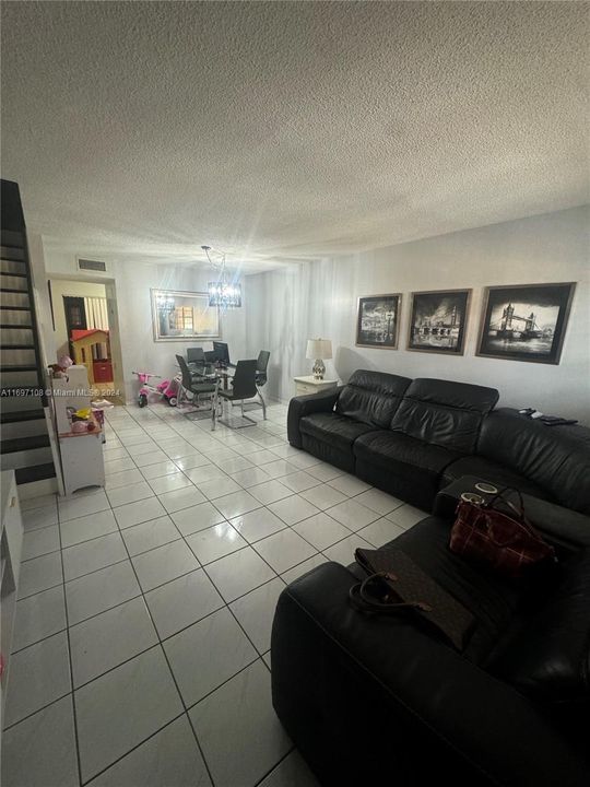 For Sale: $390,000 (2 beds, 1 baths, 1019 Square Feet)