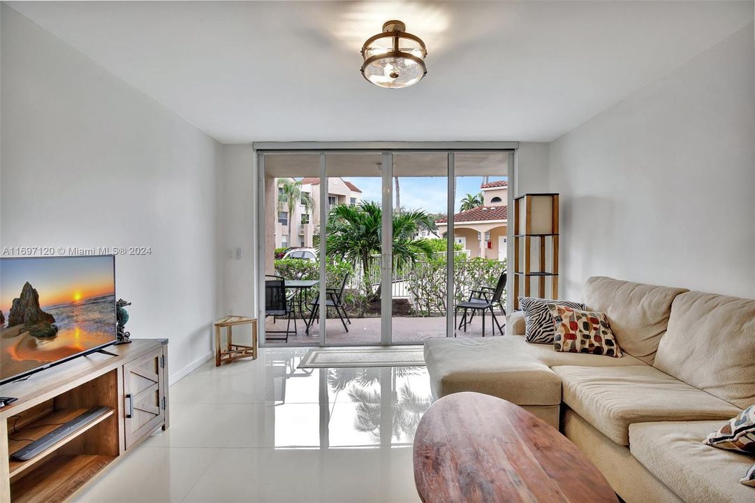 For Sale: $365,000 (2 beds, 2 baths, 1000 Square Feet)