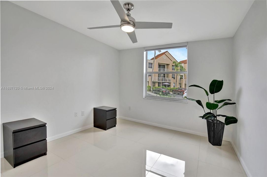 For Sale: $365,000 (2 beds, 2 baths, 1000 Square Feet)