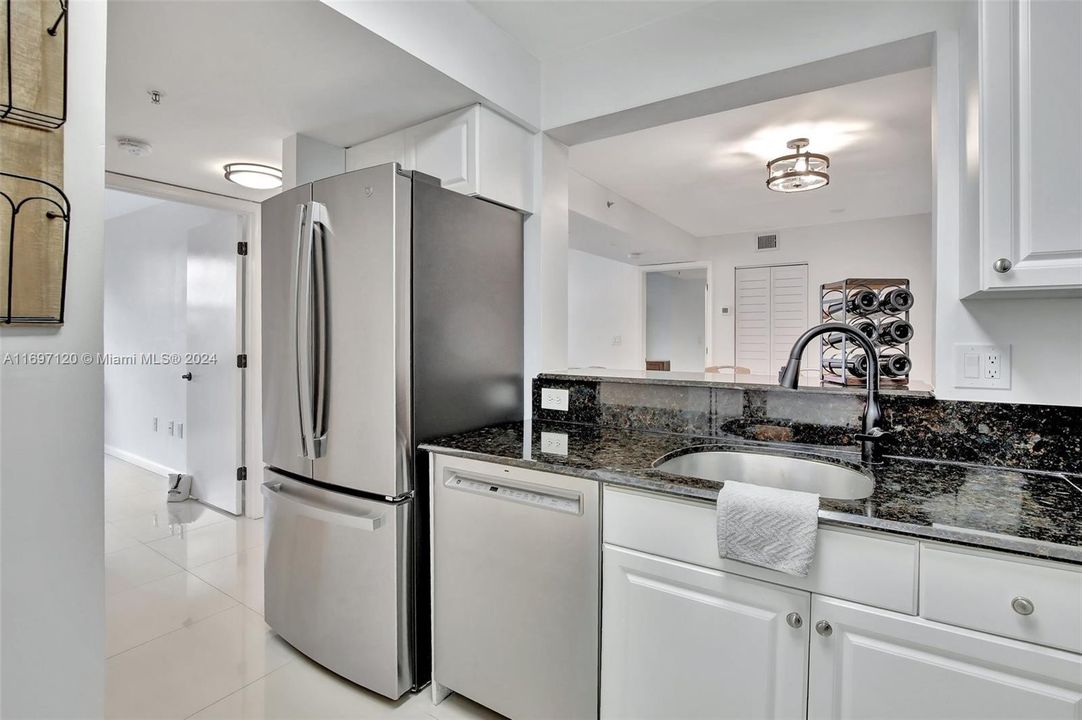 For Sale: $365,000 (2 beds, 2 baths, 1000 Square Feet)