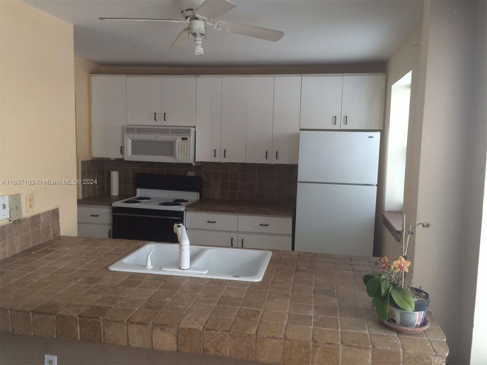 For Sale: $350,000 (2 beds, 1 baths, 720 Square Feet)