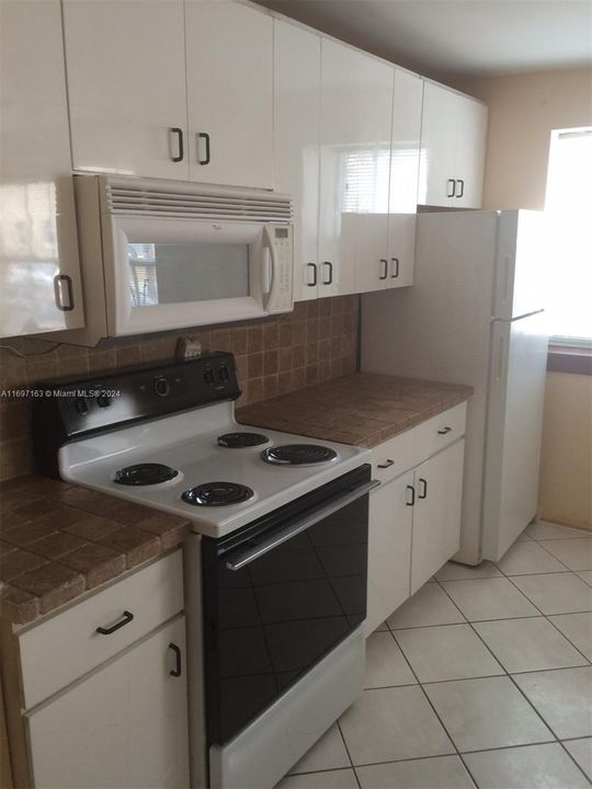 For Sale: $350,000 (2 beds, 1 baths, 720 Square Feet)