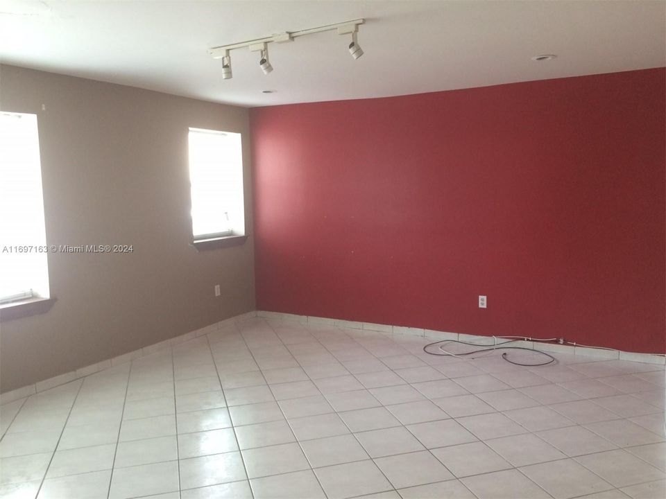 For Sale: $350,000 (2 beds, 1 baths, 720 Square Feet)