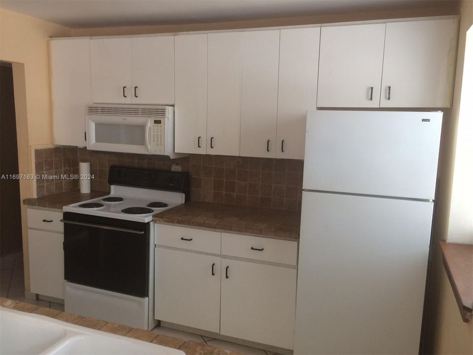 For Sale: $350,000 (2 beds, 1 baths, 720 Square Feet)