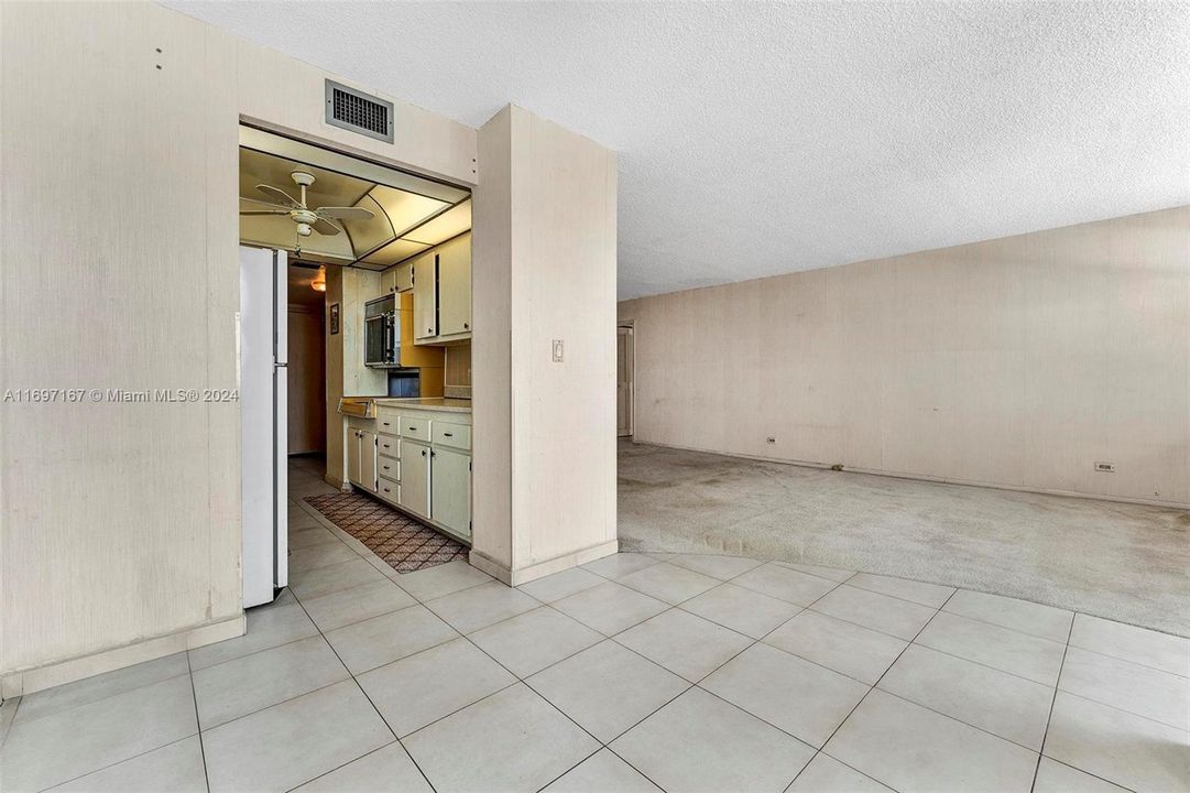 For Sale: $350,000 (1 beds, 1 baths, 975 Square Feet)