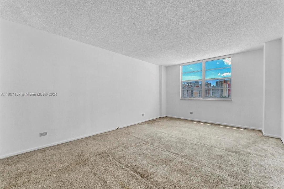 For Sale: $350,000 (1 beds, 1 baths, 975 Square Feet)