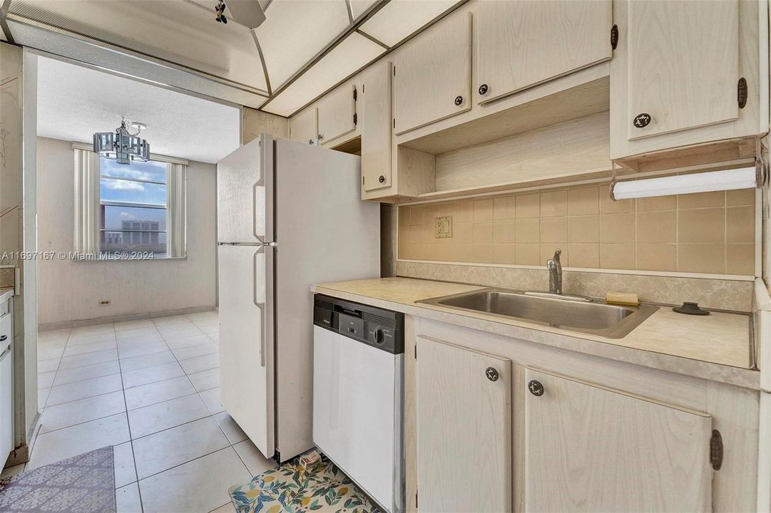 For Sale: $350,000 (1 beds, 1 baths, 975 Square Feet)