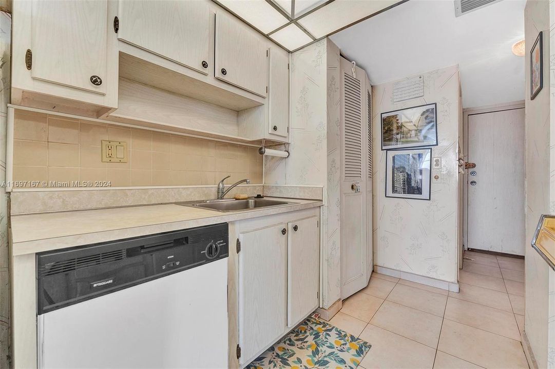 For Sale: $350,000 (1 beds, 1 baths, 975 Square Feet)