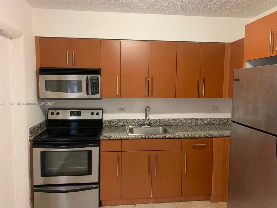 For Rent: $1,950 (2 beds, 1 baths, 698 Square Feet)