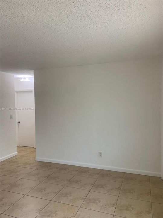 For Rent: $1,950 (2 beds, 1 baths, 698 Square Feet)