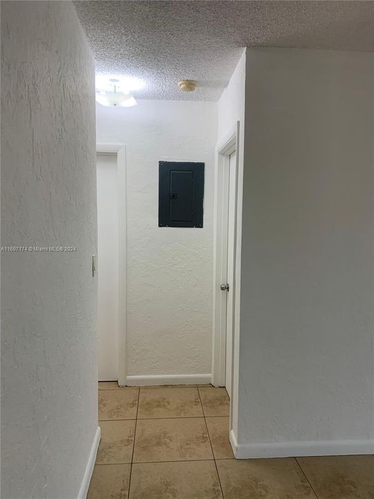 For Rent: $1,950 (2 beds, 1 baths, 698 Square Feet)