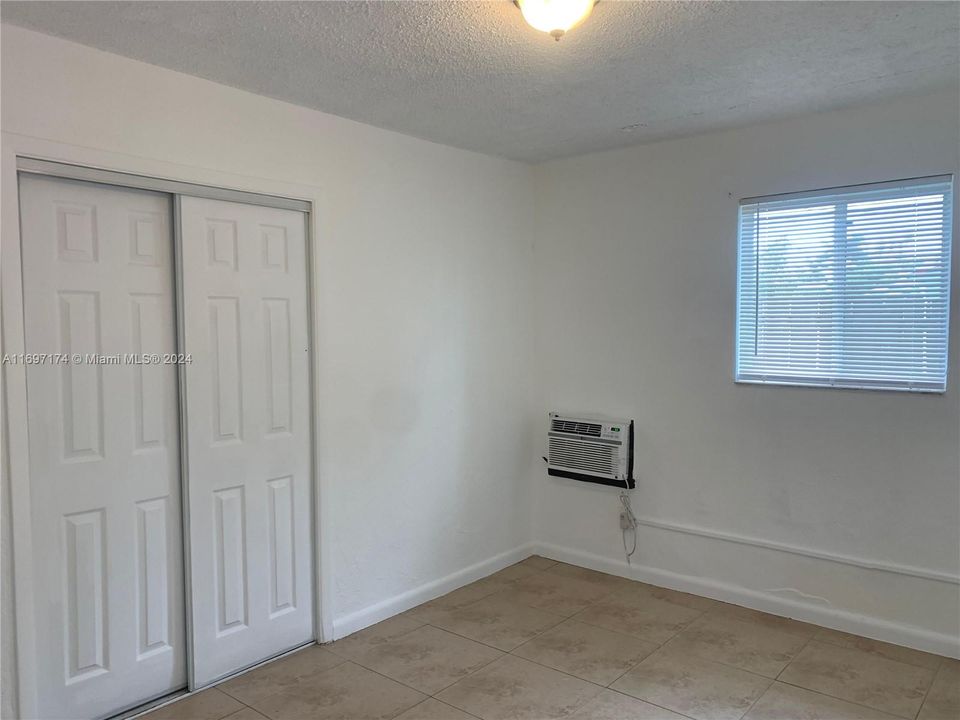 For Rent: $1,950 (2 beds, 1 baths, 698 Square Feet)