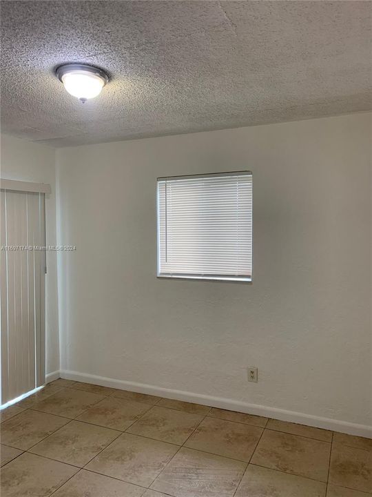 For Rent: $1,950 (2 beds, 1 baths, 698 Square Feet)