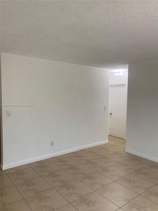 For Rent: $1,950 (2 beds, 1 baths, 698 Square Feet)