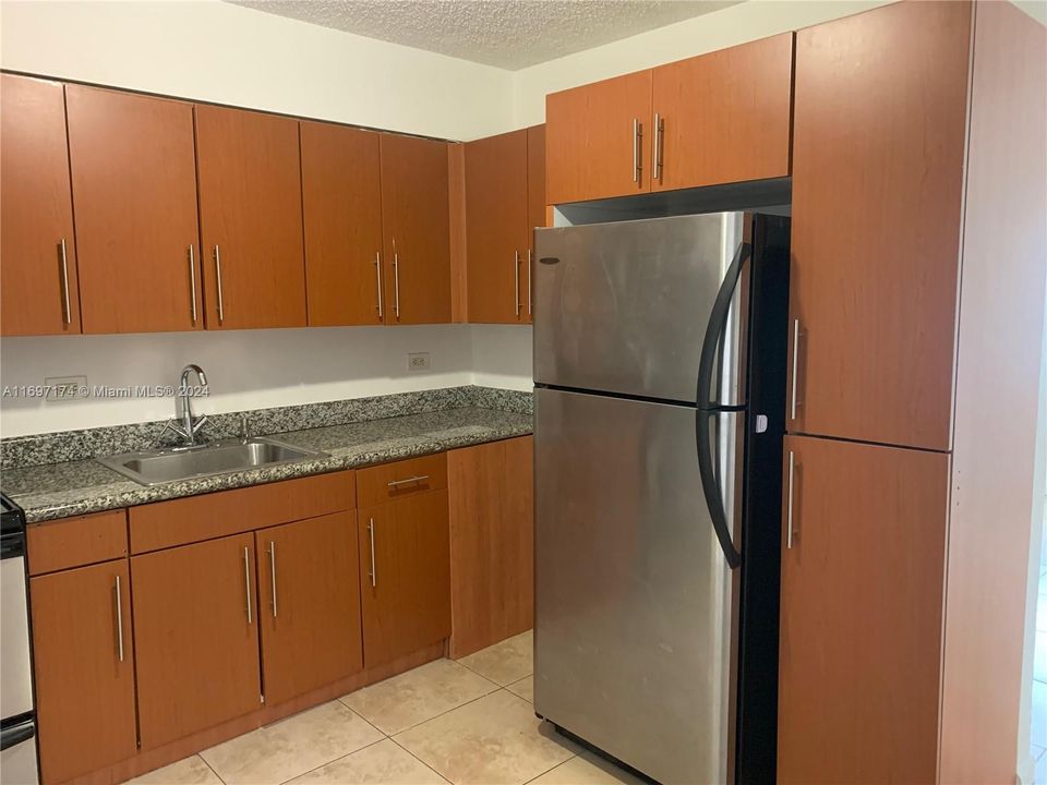 For Rent: $1,950 (2 beds, 1 baths, 698 Square Feet)