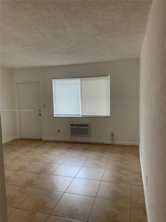 For Rent: $1,950 (2 beds, 1 baths, 698 Square Feet)