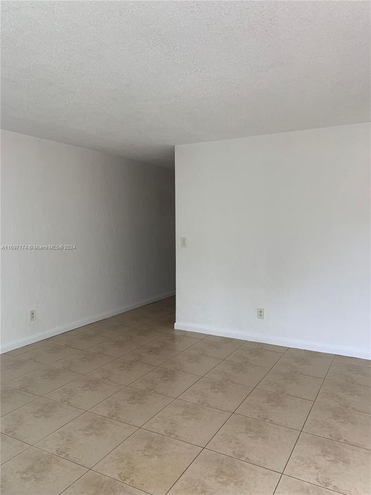 For Rent: $1,950 (2 beds, 1 baths, 698 Square Feet)