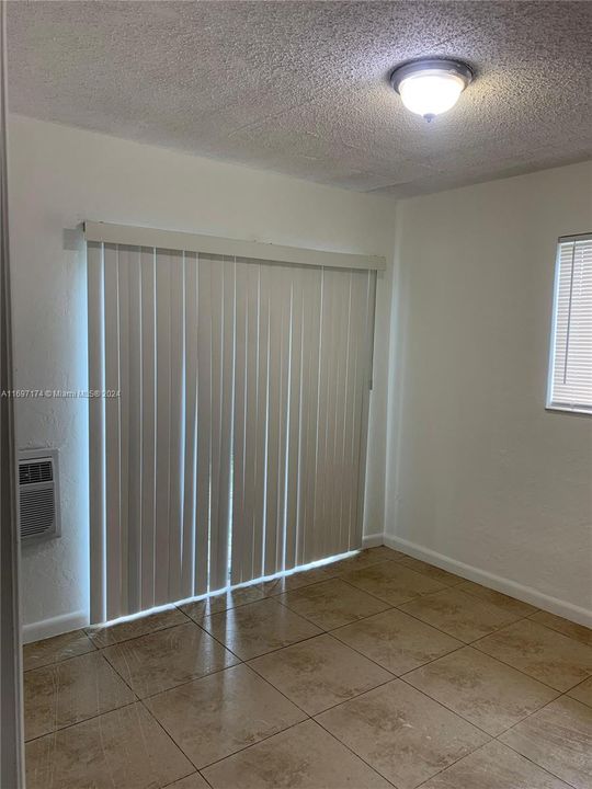 For Rent: $1,950 (2 beds, 1 baths, 698 Square Feet)