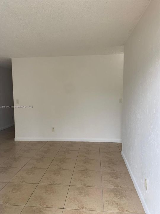 For Rent: $1,950 (2 beds, 1 baths, 698 Square Feet)