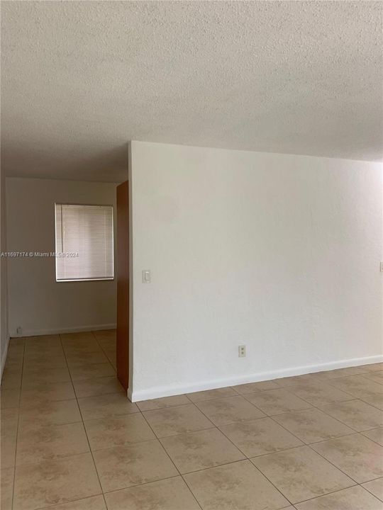 For Rent: $1,950 (2 beds, 1 baths, 698 Square Feet)