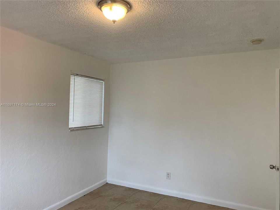 For Rent: $1,950 (2 beds, 1 baths, 698 Square Feet)