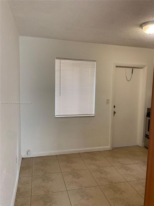 For Rent: $1,950 (2 beds, 1 baths, 698 Square Feet)