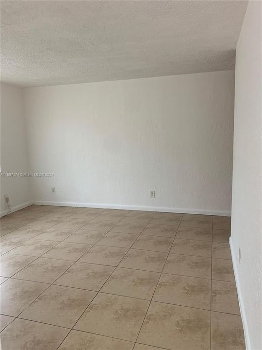 For Rent: $1,950 (2 beds, 1 baths, 698 Square Feet)