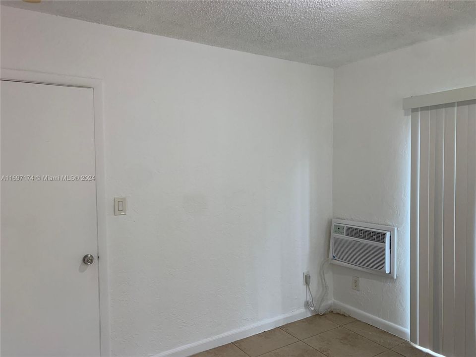 For Rent: $1,950 (2 beds, 1 baths, 698 Square Feet)