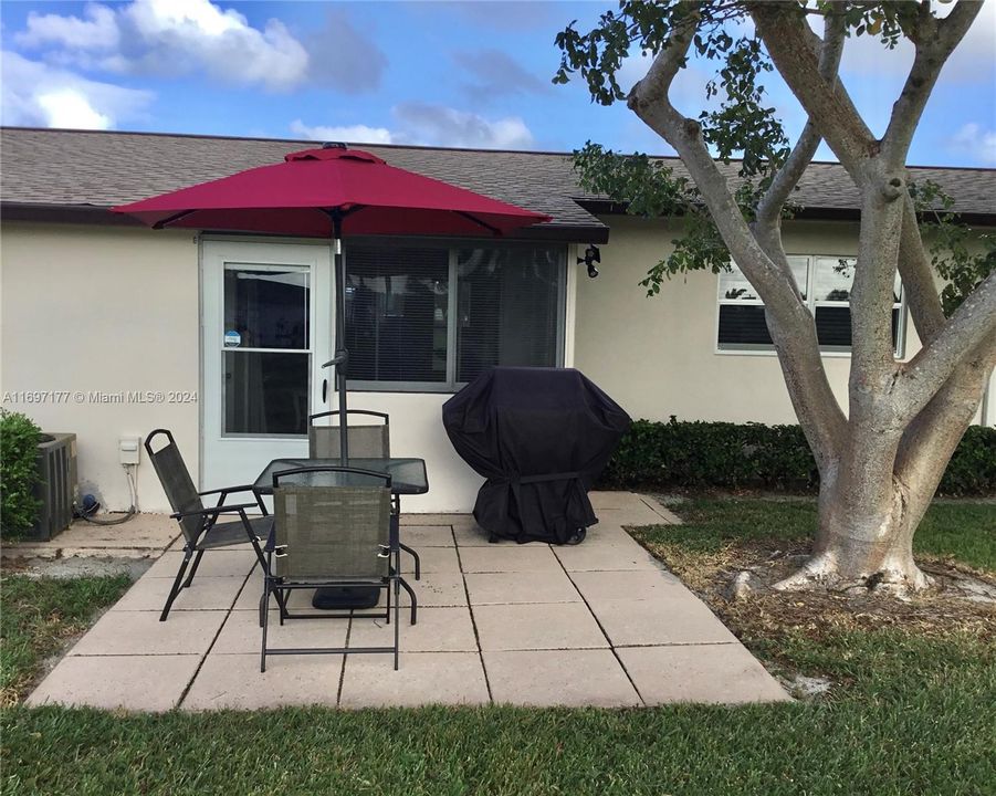 For Sale: $136,900 (1 beds, 1 baths, 662 Square Feet)