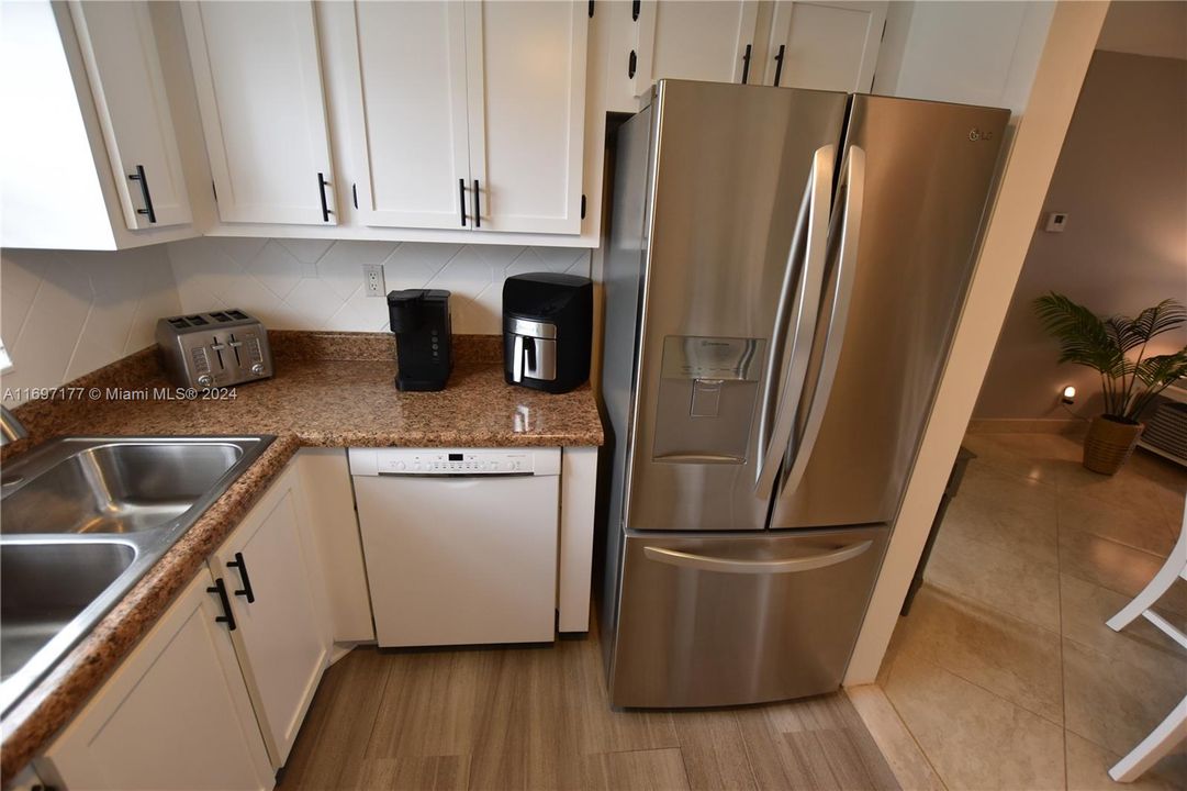 For Sale: $136,900 (1 beds, 1 baths, 662 Square Feet)