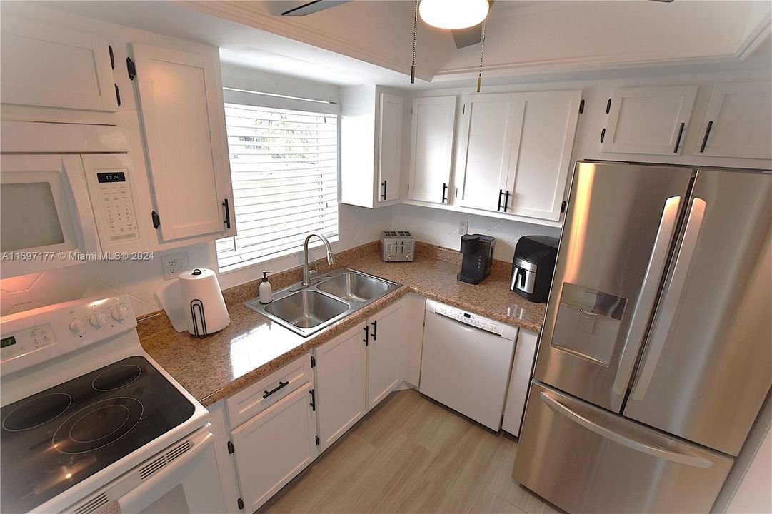 For Sale: $136,900 (1 beds, 1 baths, 662 Square Feet)