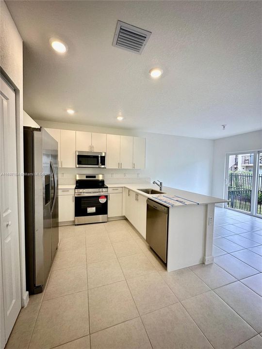 For Rent: $3,000 (3 beds, 2 baths, 1368 Square Feet)