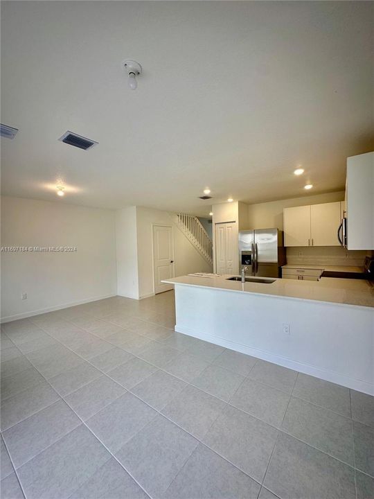 For Rent: $3,000 (3 beds, 2 baths, 1368 Square Feet)