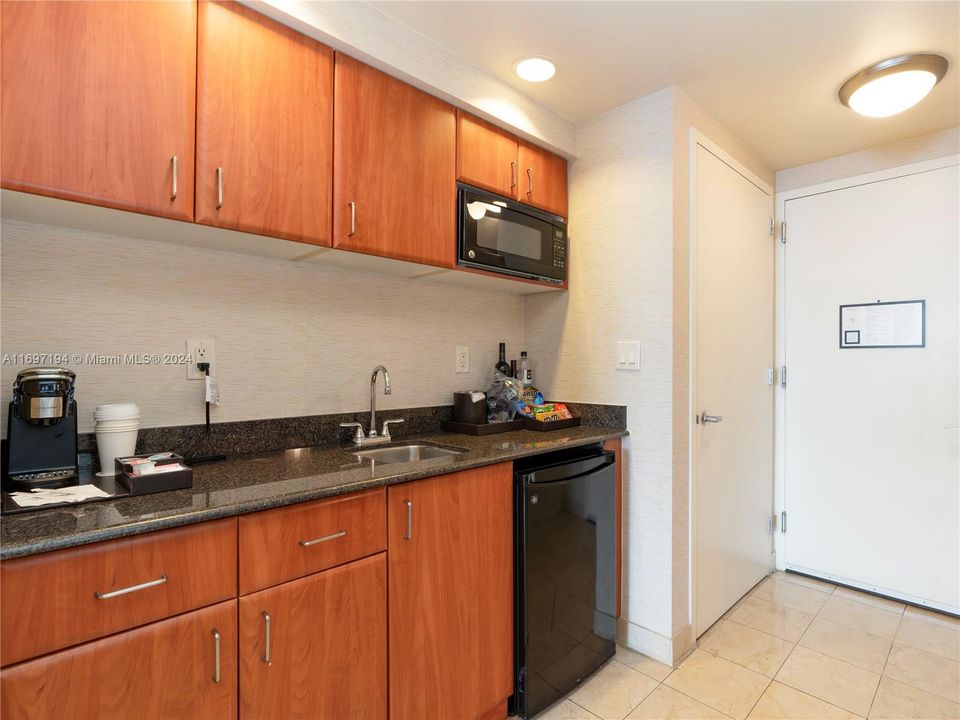 For Sale: $249,999 (0 beds, 1 baths, 551 Square Feet)