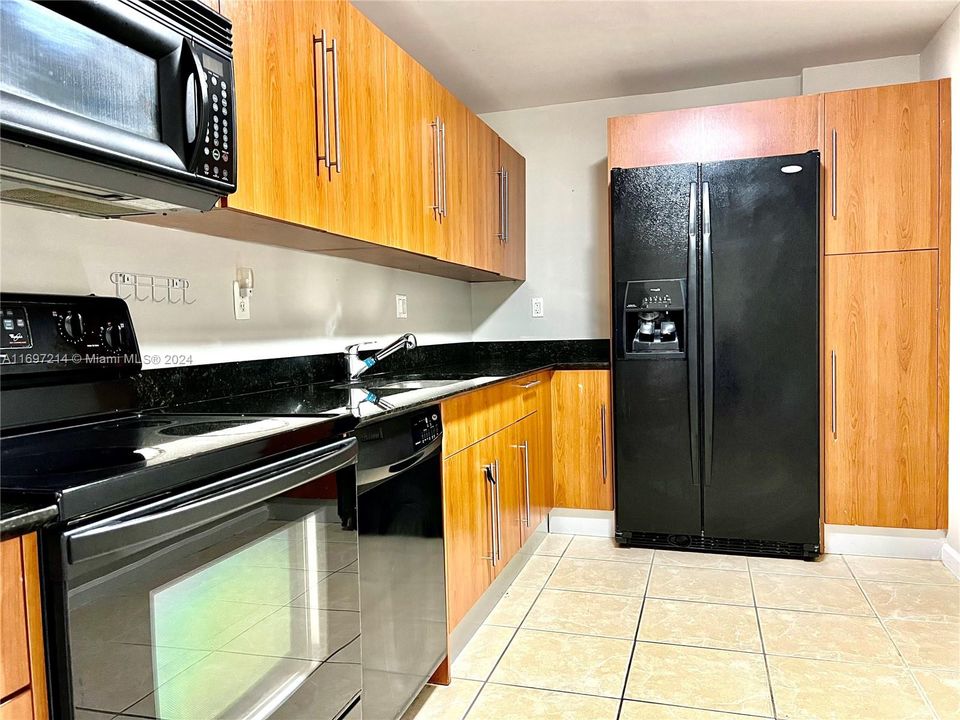 For Rent: $2,600 (1 beds, 1 baths, 906 Square Feet)