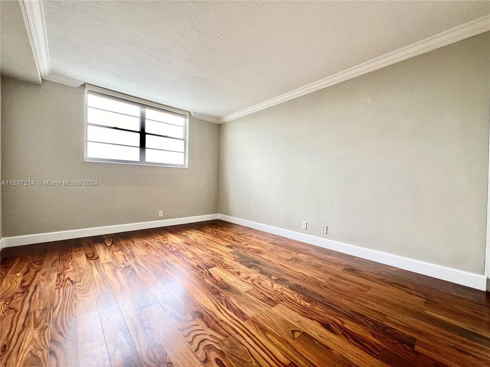 For Rent: $2,600 (1 beds, 1 baths, 906 Square Feet)