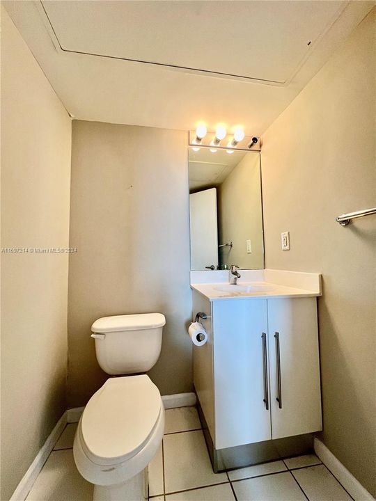 For Rent: $2,600 (1 beds, 1 baths, 906 Square Feet)