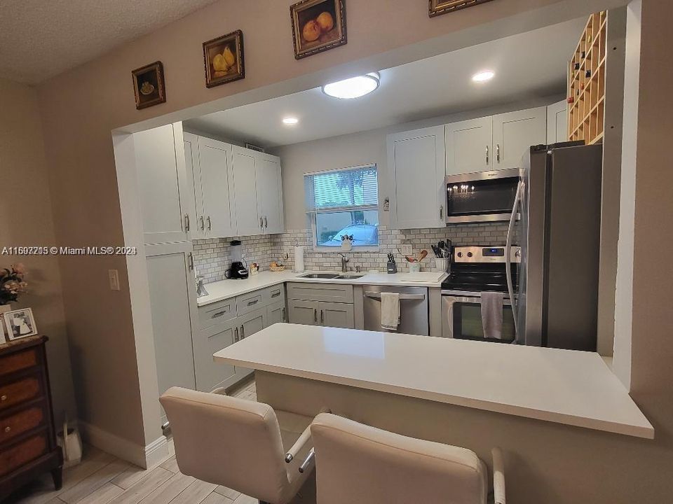 For Rent: $1,950 (2 beds, 2 baths, 812 Square Feet)