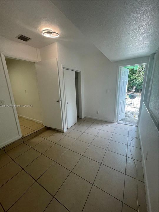 For Rent: $2,700 (3 beds, 1 baths, 1941 Square Feet)