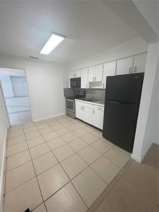 For Rent: $2,700 (3 beds, 1 baths, 1941 Square Feet)