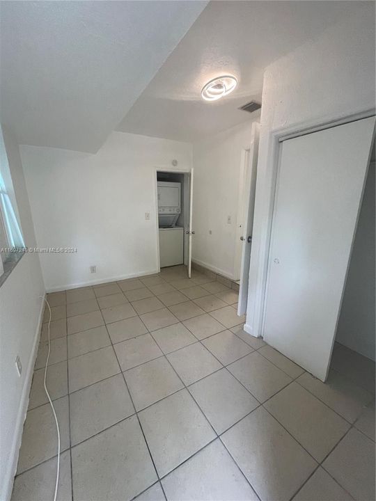 For Rent: $2,700 (3 beds, 1 baths, 1941 Square Feet)