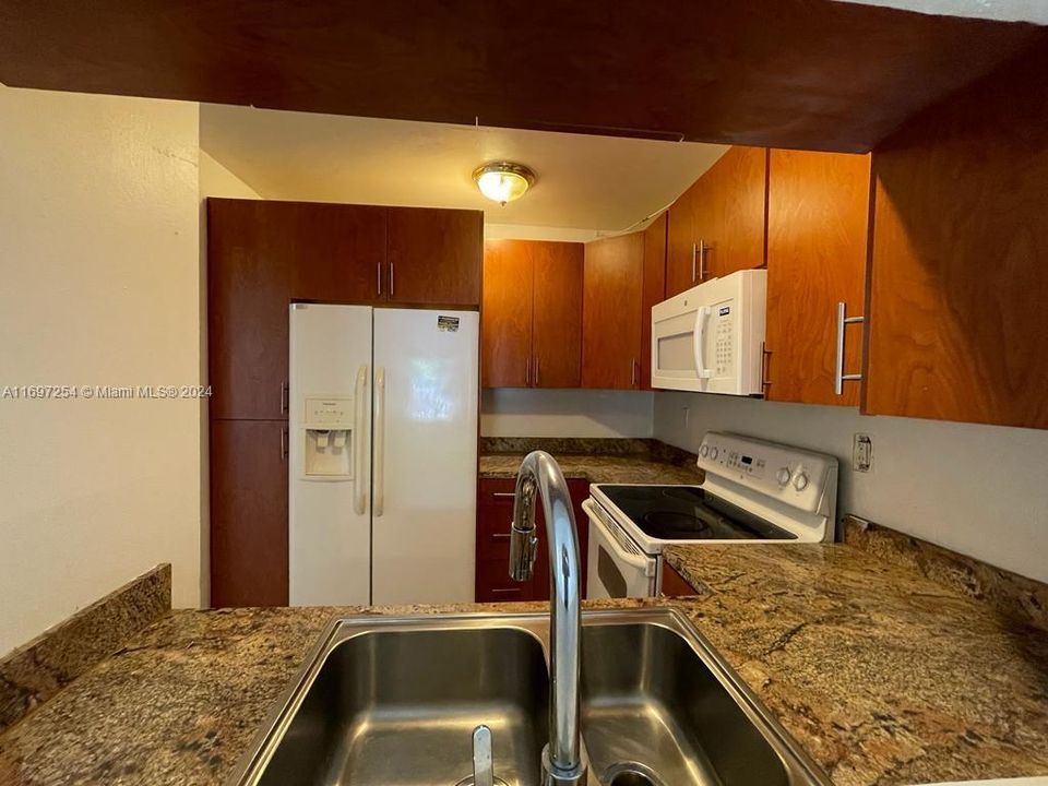 For Sale: $155,000 (1 beds, 1 baths, 826 Square Feet)