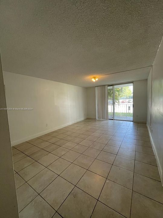 For Sale: $155,000 (1 beds, 1 baths, 826 Square Feet)