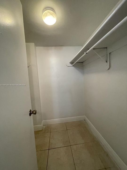 For Sale: $155,000 (1 beds, 1 baths, 826 Square Feet)