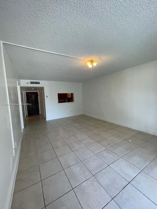 For Sale: $155,000 (1 beds, 1 baths, 826 Square Feet)