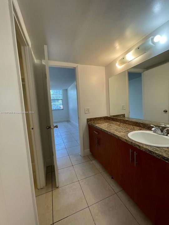 For Sale: $155,000 (1 beds, 1 baths, 826 Square Feet)